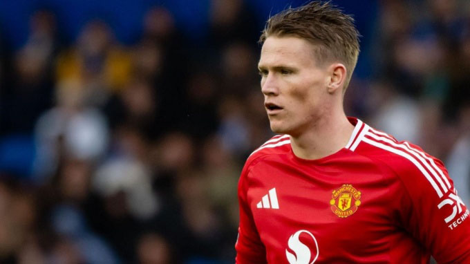 Scott McTominay: Ngôi sao thuộc biên chế MU đã chấp nhận lời đề nghị của Napoli và cảm thấy hứng thú khi được làm việc chung với HLV Antonio Conte. Hiện tại, hai đội đang thảo luận về khoản tiền đền bù liên quan tới giá chuyển nhượng và mức lương. Dự kiến, MU sẽ bỏ túi số tiền 30 triệu euro (bao gồm cả các khoản phụ phí) cộng với điều khoản hưởng % số tiền Napoli bán McTominay trong tương lai.