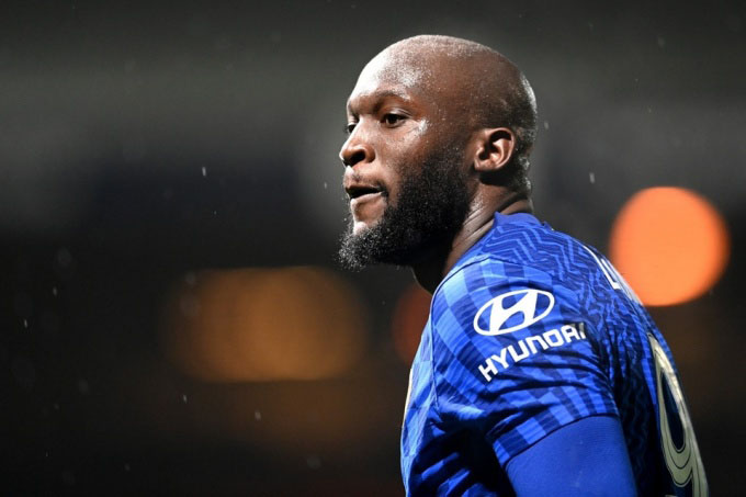 Romelu Lukaku: Theo chuyên gia chuyển nhượng Fabrizio Romano, Chelsea chấp nhận lời đề nghị từ Napoli dành cho Lukaku. Mức phí cố định 30 triệu euro cộng với các khoản phụ phí lên tới 15 triệu euro. Lukaku sẽ ký hợp đồng 3 năm với Napoli cho đến 2027. Như vậy, Chelsea có thể thu về 45 triệu euro cho thương vụ này. Nhưng cho tới nay, CĐV Chelsea cũng chưa biết bao giờ vụ chuyển nhượng sẽ được chính thức công bố